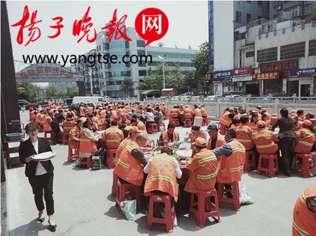 开云手机版登录入口设“观光海鲜宴席 致敬环卫工人” 引媒体争相报道